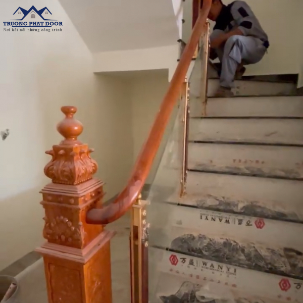 Cầu thang kính cường lực 10mm