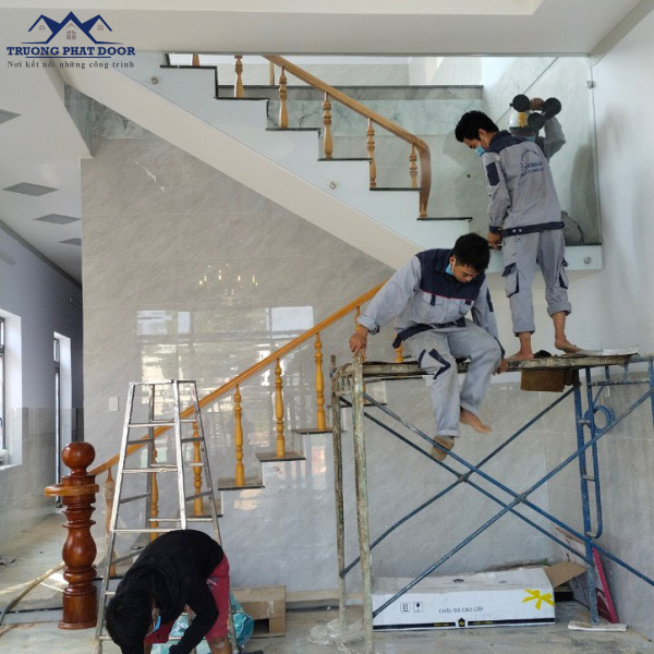 Cầu thang kính cường lực 01