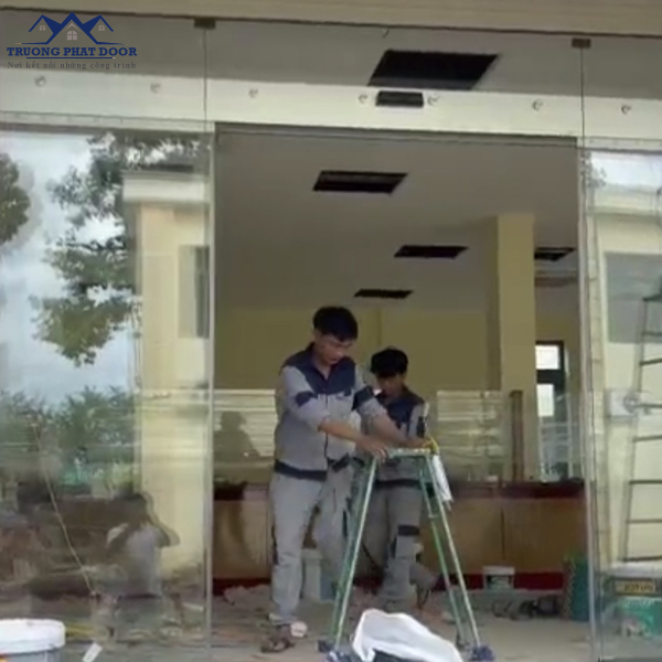 Thi công cửa kính đóng mở tự động đồng xoài